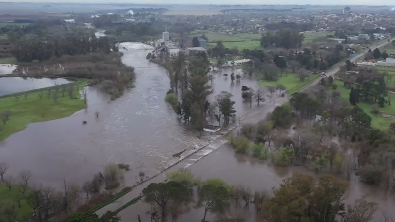 El puente de la ruta 9 atravesado por el agua del río Carcarañá.&nbsp;