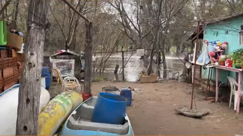 &nbsp;El río pasa muy cerca del caserío en el barrio Los Formoseños en Carcarañá.
