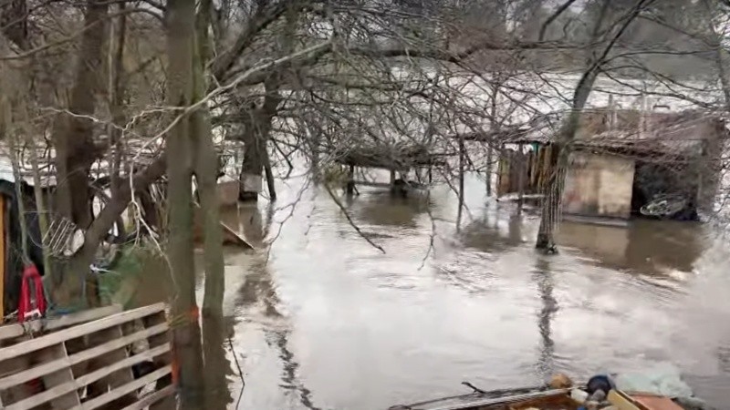 Algunos ranchos de pesca y casas del barrio Los Formoseños en Carcarañá fueron alcanzados por el agua.