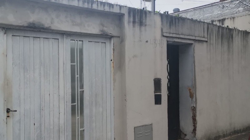 La casa de dos plantas fue escenario de un dramático episodio.