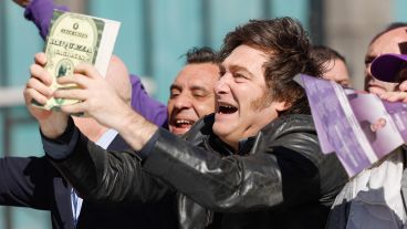 Javier Milei antes de recibir piedrazos en una caravana en Lomas de Zamora, la semana pasada.