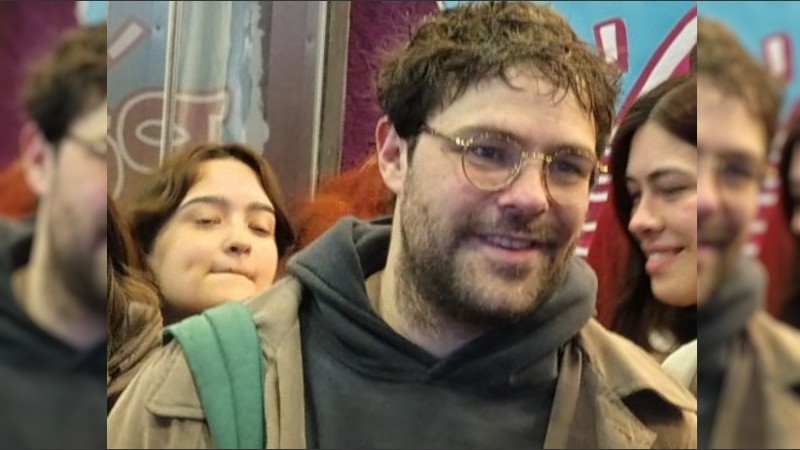 Peter Lanzani sorprendió con un nuevo look y corte de pelo