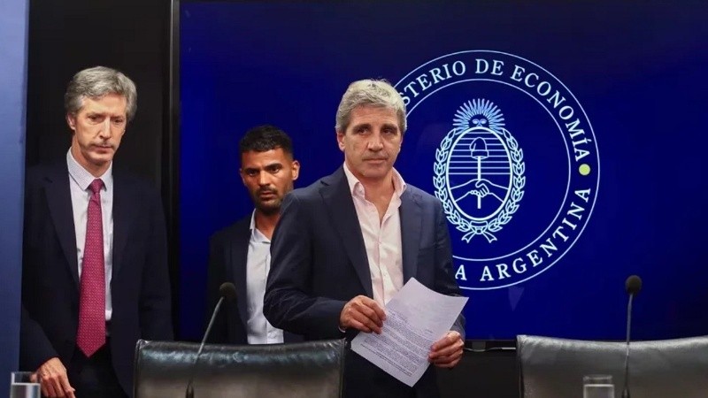 El ministro de Economía, Luis Caputo, y el presidente del Banco Central (BCRA), Santiago Bausili.