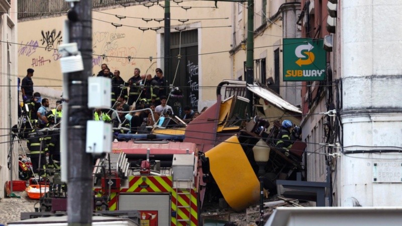 El funicular terminó aplastado contra un edificio.