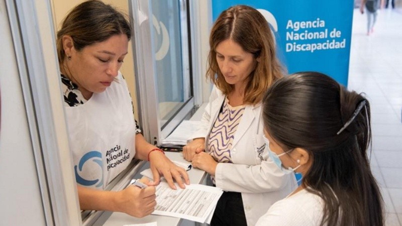 La investigación avanzó con allanamientos en oficinas del Andis y en los domicilios de los acusados.