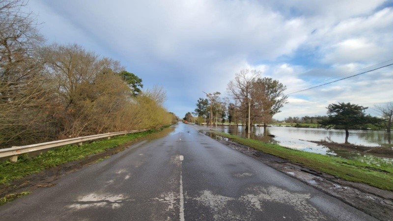 El agua empieza a ceder y el puente vuelve a aparecer.