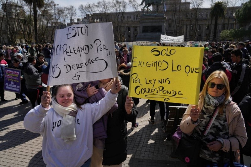  Concentración en la plaza San Martín. (Foto: Alan Monzón/Rosario3)