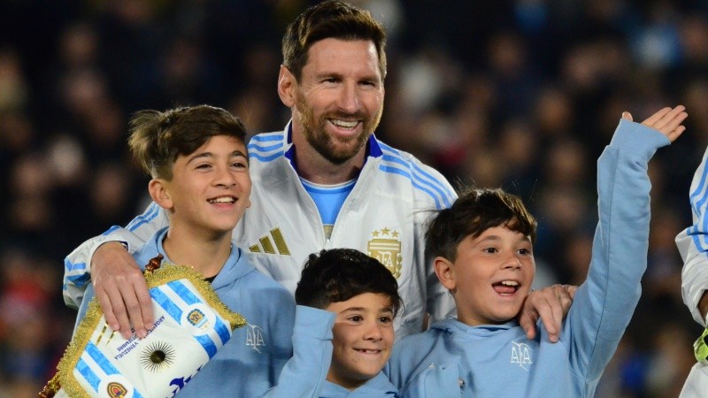 La Pulga ingresó a la cancha con sus hijos.