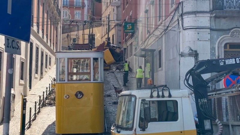 Operarios de la empresa que gestiona los funiculares de Lisboa trabajan en el Ascensor de Gloria.