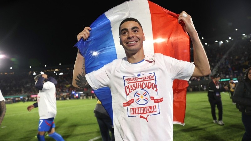 Almirón, figura paraguaya, celebra en el estadio Defensores del Chaco en Asunción.