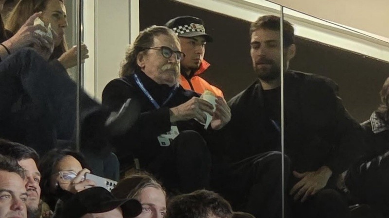  Charly García siguió el partido de Argentina en uno de los palcos del Monumental.