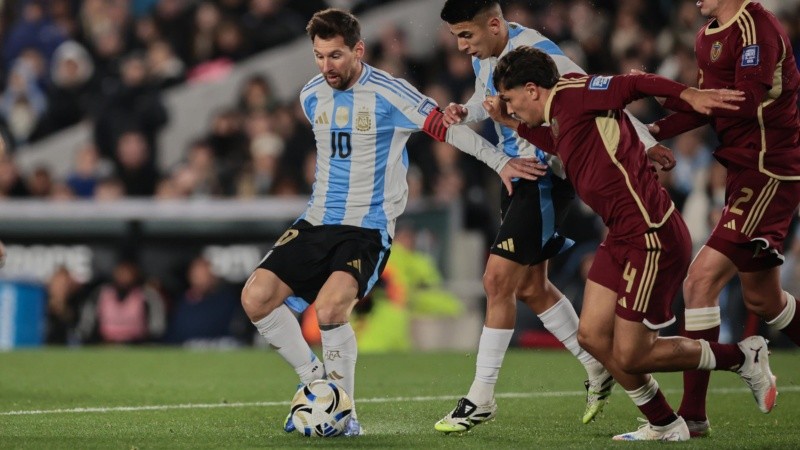 Messi con la 10 y la cinta de capitán en la victoria de Argentina sobre Venezuela.