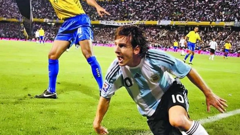 Un joven Leo Messi durante el partido que Argentina jugó con Brasil en Arroyito, en 2009. 