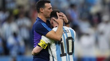 El técnico Scaloni junto a Messi, capitán y líder del seleccionado argentino.