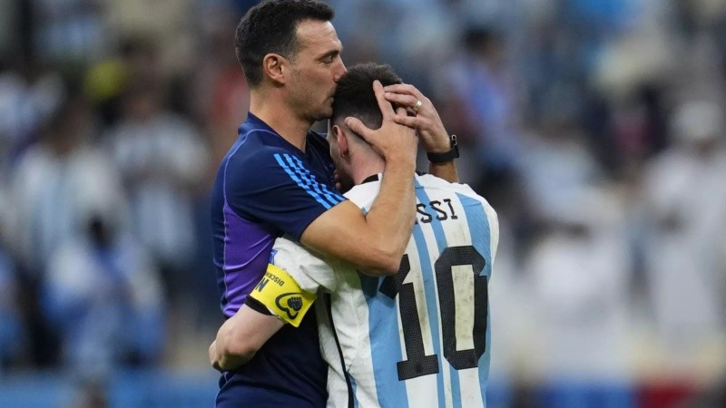 El técnico Scaloni junto a Messi, capitán y líder del seleccionado argentino.