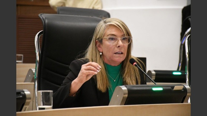 La presidenta del Concejo, María Eugenia Schmuck, ayer, al momento de la votación del cambio normativo