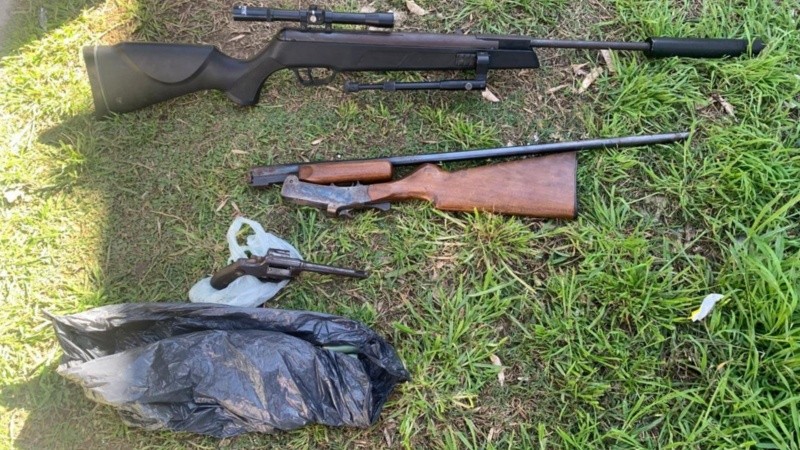 Las tres armas de fuego que encontró Gendarmería en el transporte escolar.