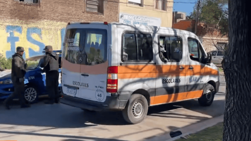 El vehículo de transporte escolar fue interceptado por Gendarmería en barrio Empalme Graneros.