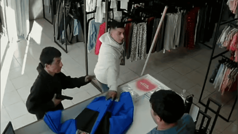 El momento del asalto cometido el sábado pasado.