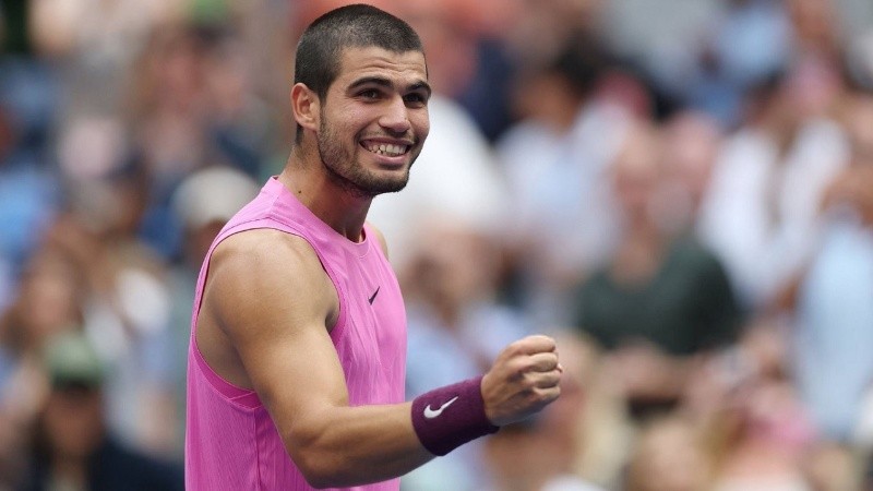 Carlos Alcaraz se impuso ante Novak Djokovic en tres sets corridos y alcanzó la final del US Open.