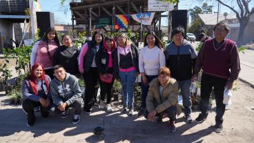El grupo de jóvenes de Qadhuoqte biocultural con los referentes Oscar Tálero y Domingo Lázaro.