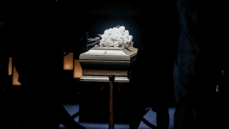 Se dejan flores en el exterior del espacio de exposición Armani Silos en Milán