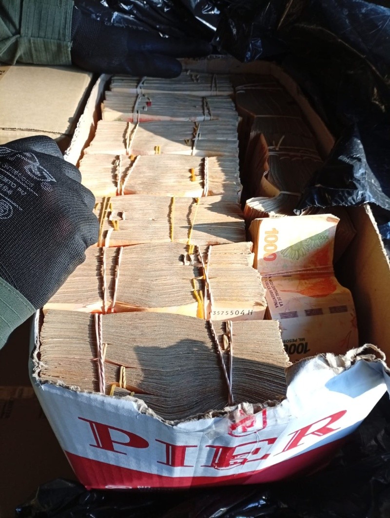  Parte del dinero que trasladaban de forma ilegal.