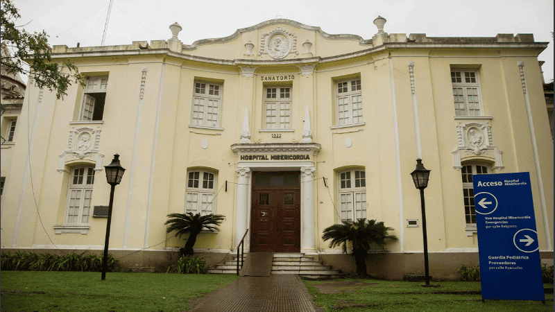 El joven murió poco después de atragantarse, a pesar de que policías buscaron reanimarlo.