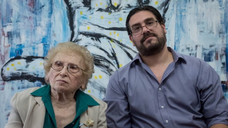 Rosa, junto a su nieto Guillermo Rodolfo Pérez Roisinblit.