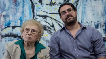 Rosa, junto a su nieto Guillermo Rodolfo Pérez Roisinblit.