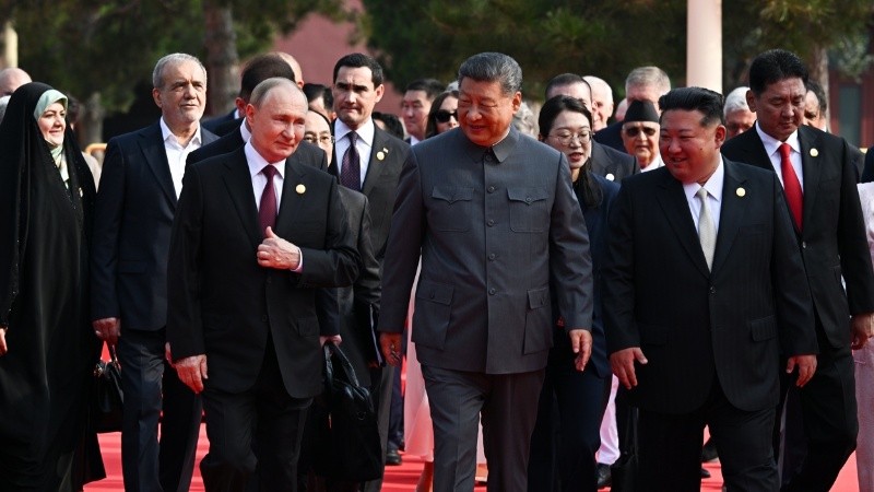 Caminando a la par de Xi Jinping, dos figuras que inquietan a Occidente: Vladimir Putin y Kim Jong-un.