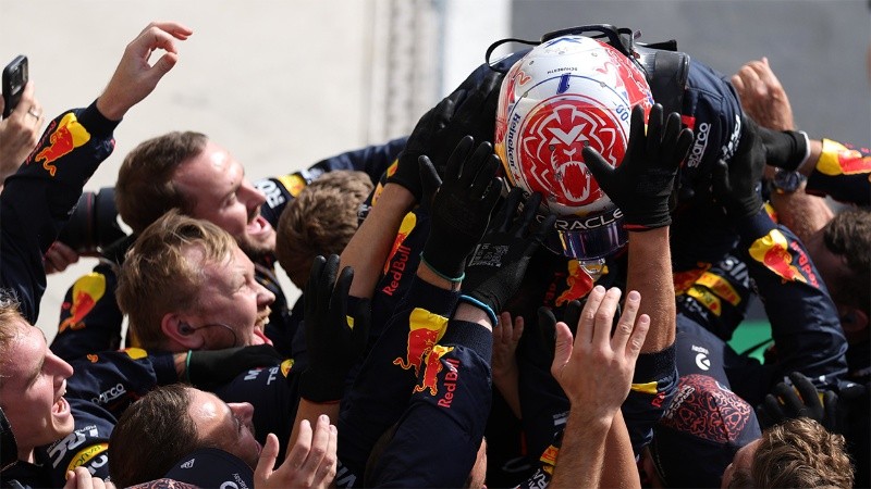 Max abrazado por los suyos tras la victoria.