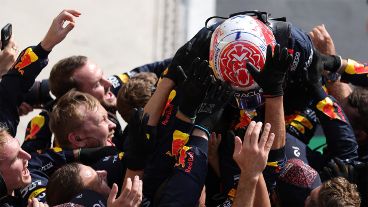 Max abrazado por los suyos tras la victoria.