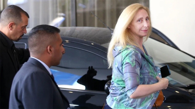 La hermana del presidente caminó más de 300 metros hasta que pudo ser rescatada por un auto.