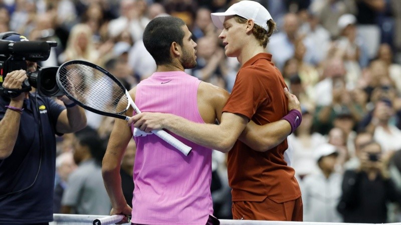 El saludo tras la final de dos grandes rivales: Alcaraz y Sinner. (EFE) 