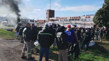 Una imagen del conflicto el mes pasado afuera de la planta.