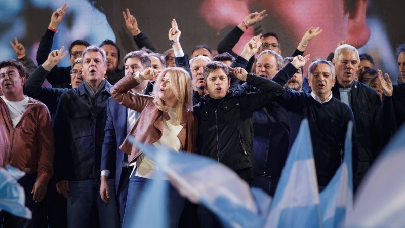 Kicillof en el escenario junto a Sergio Massa y otros dirigentes peronistas