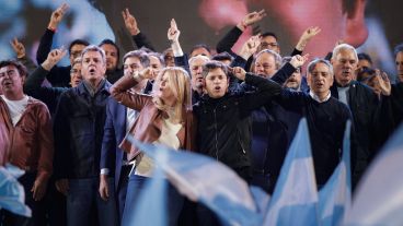 Kicillof en el escenario junto a Sergio Massa y otros dirigentes peronistas