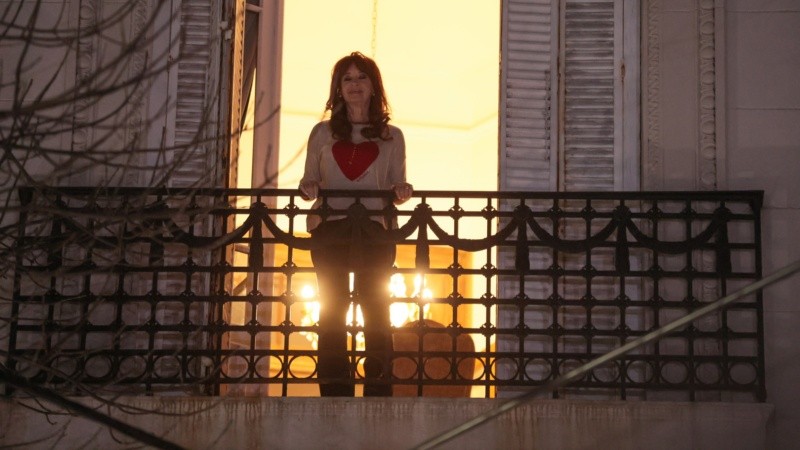 Cristina salió al balcón a festejar el triunfo del peronismo en Buenos Aires