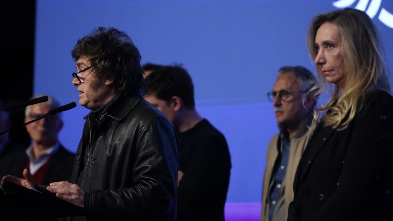 Milei junto a su hermana Karina luego de la derrota en las urnas