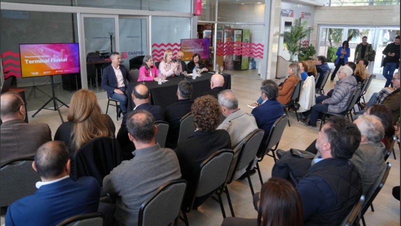 Autoridades en la apertura de sobres, este lunes en La Fluvial