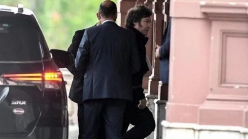 Javier Milei ingresando este lunes a la Casa Rosada.