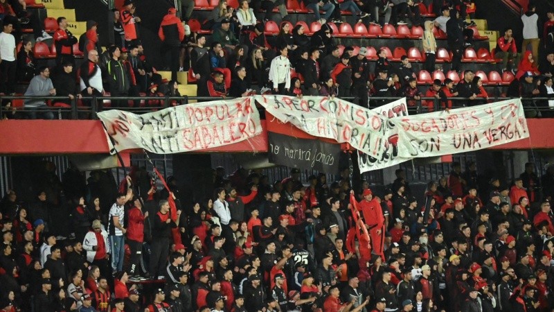 Las banderas que colgaron en el último partido de local.