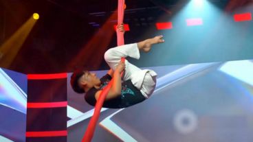 Thiago hace acrobacia en telas.