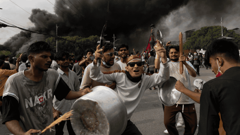 Manifestantes se congregan frente al palacio Singha Durbar, sede de los edificios gubernamentales y parlamentarios en Katmandú. (EFE) 