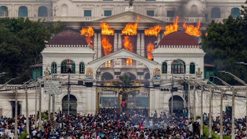 El fuego y el humo se elevan desde el Palacio Singha Durbar, sede del gobierno y el parlamento en Nepal.