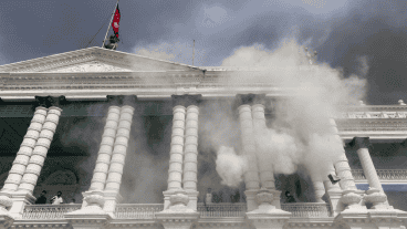 El estallido de protestas juveniles contra la corrupción derivó en ataques a líderes políticos, edificios oficiales y medios de comunicación.