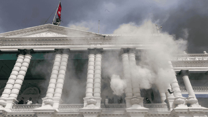 El estallido de protestas juveniles contra la corrupción derivó en ataques a líderes políticos, edificios oficiales y medios de comunicación.