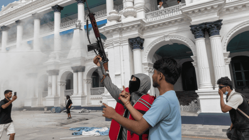 El estallido de protestas juveniles contra la corrupción derivó en ataques a líderes políticos, edificios oficiales y medios de comunicación.