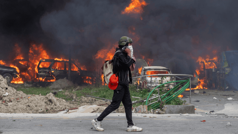 El estallido de protestas juveniles contra la corrupción derivó en ataques a líderes políticos, edificios oficiales y medios de comunicación.
